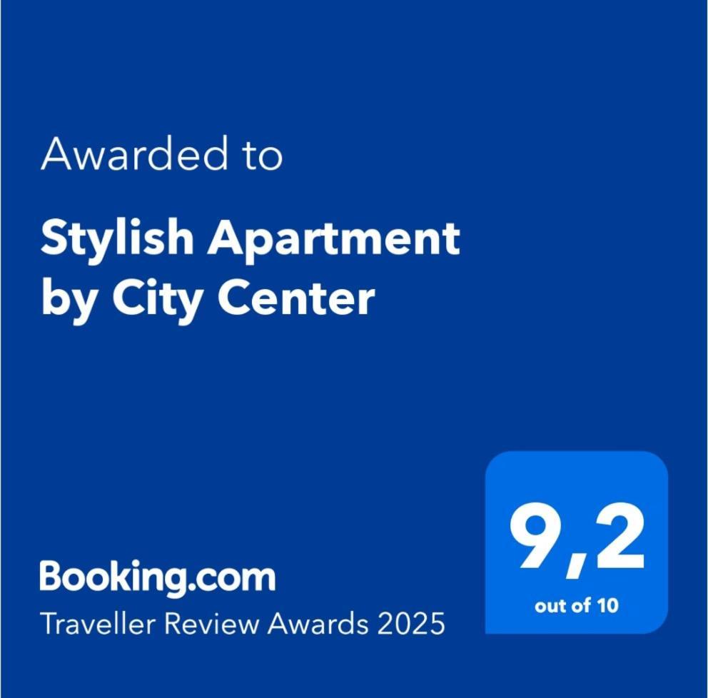 Stylish By Center Apartment
